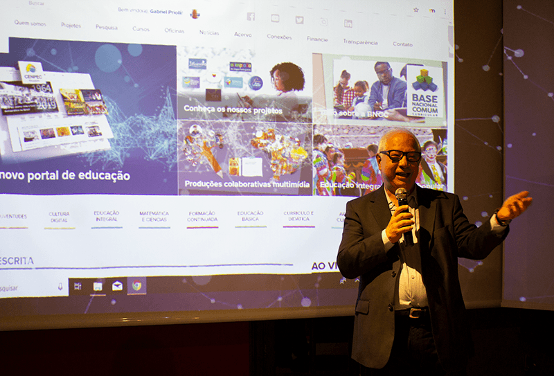 Gabriel Priolli, diretor da Diretoria de Difusão e Mídias, apresenta o novo Portal para um público de 140 pessoas. 