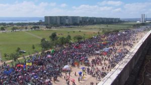 Manifestação da Greve Nacional da Educação ocupa parte da Esplanada dos Ministérios. Crédito: Reprodução/TV Globo.