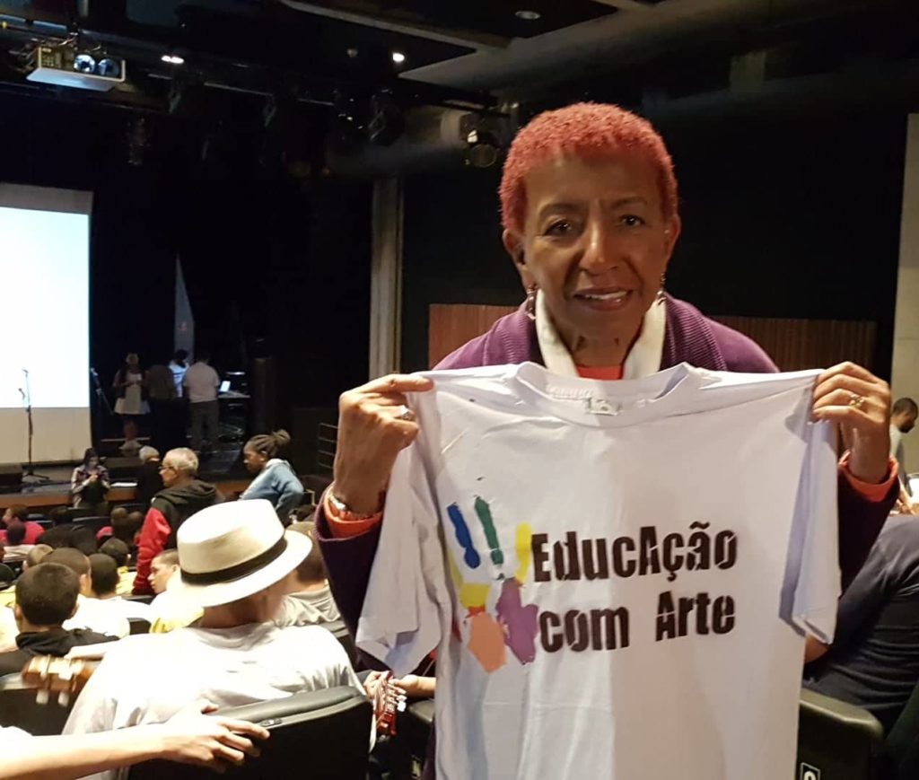 Leci Brandão posa com camiseta do projeto Educação com Arte.