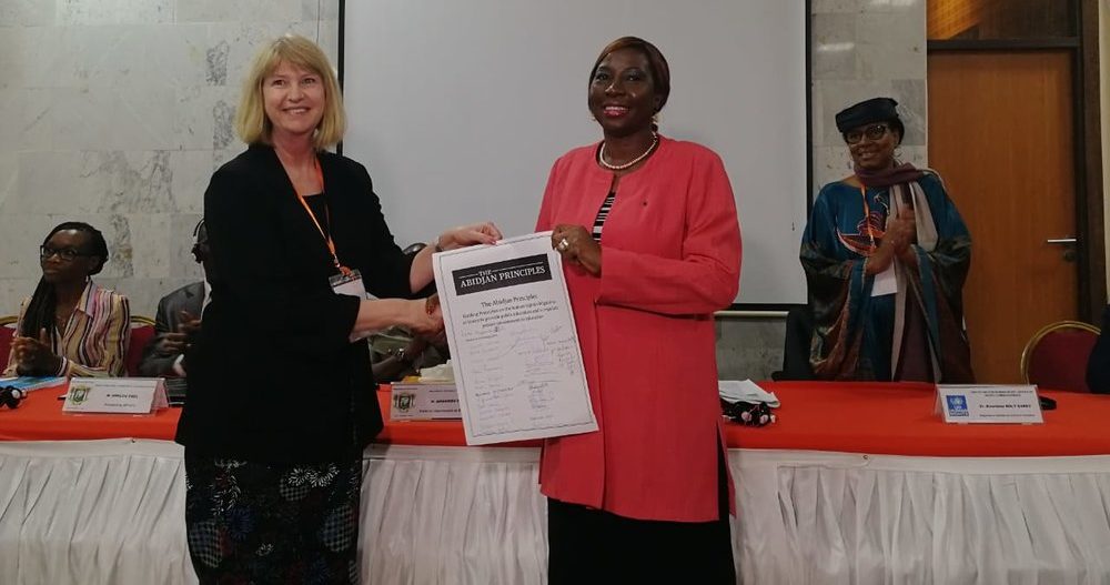 Ann Skelton, presidente do Comitê, entregando os Princípios de Abidjan à ministra da Educação em Abidjan, em fevereiro de 2019. A relatora, Mme Koumbou Boly Barry, está de chapéu à direita.