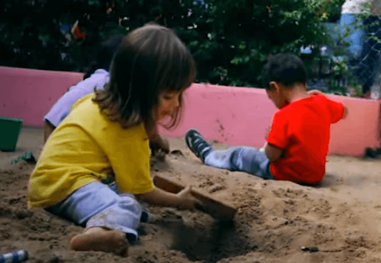 Crianças no tanque de areia
