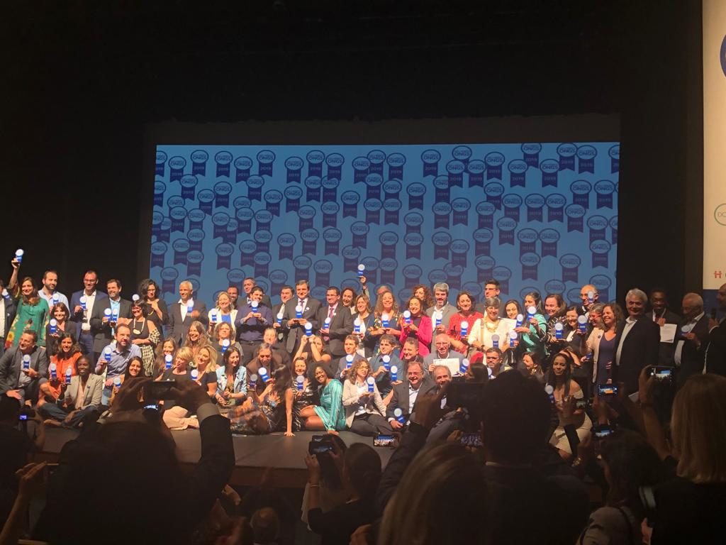 Representantes das 100 Melhores ONGs de 2019, na cerimônia realizada em São Paulo. Pessoas levantando os troféus 100 Melhores ONGs.