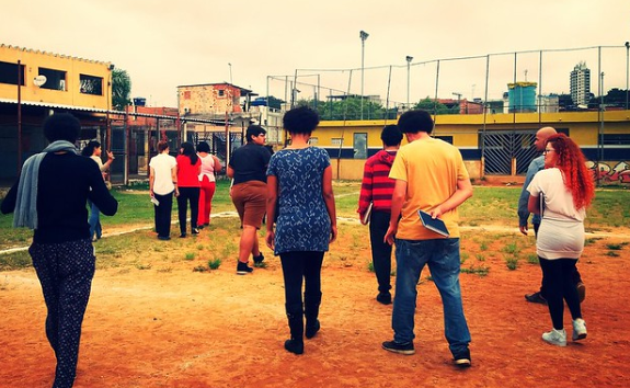 Exploração no campo de futebol do Jardim Lapenna, em São Paulo (SP). Foto: Programa Jovens Urbanos/Acervo CENPEC