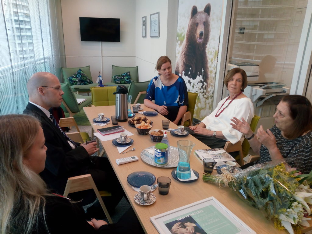 Foto de café da manhã. A partir da esquerda: Janna Kalajo, o cônsul Lasse Keisalo, Jelena Santalainen, Maria Alice Setubal e Maria Amabile Mansutti.