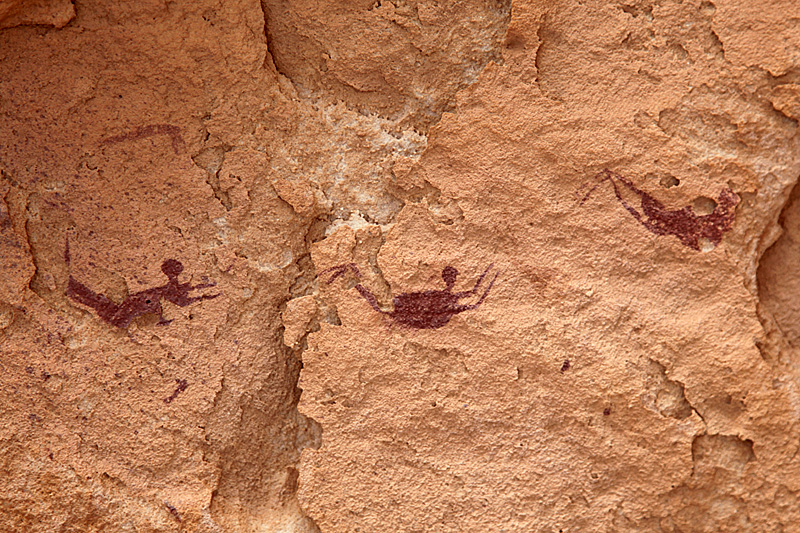 Esporte na Pré-história: pedra dos nadadores; pintura rupestre localizada no Egito e estimada em 10 mil anos. Fonte: Wikipedia. 