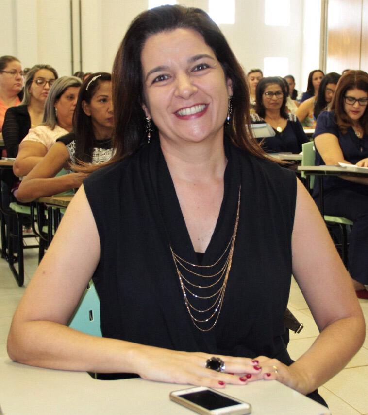 Fotografia da formadora Patrícia Calheta em uma sala de aula.