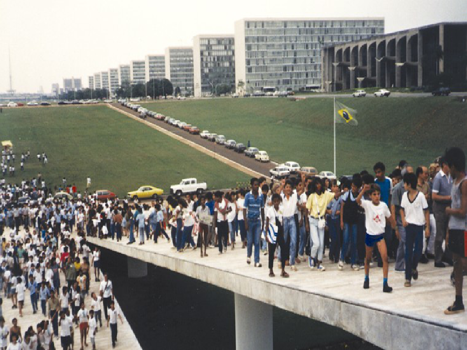 Imagem de crianças formando um cerco ao Congresso Nacional, em 1985. A ação ficou conhecida como Ciranda da Constituinte 