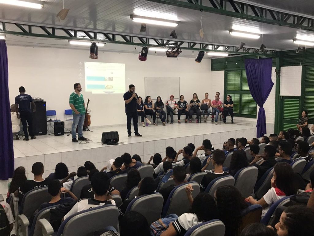 Encontro com os pais e estudantes no Centro de Ensino Médio Urso Branco (CEMUB), da rede pública de Brasília, em um auditório repleto de pessoas. 