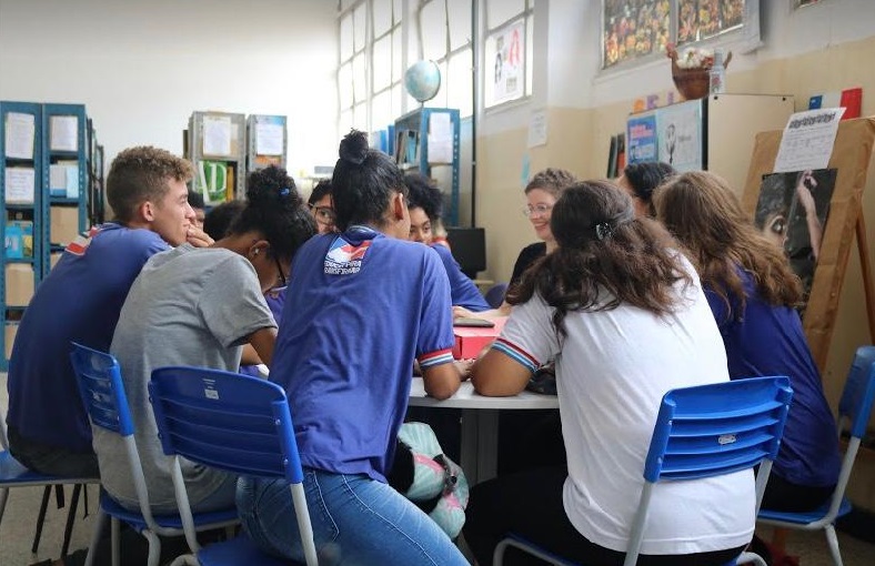 Imagem de estudantes durante a reunião do projeto "O capítulo que falta", um clube livro formado no Centro Estadual de Educação Profissional, Formação e Eventos Isaias Alves (CEEP), para educação em direitos humanos.