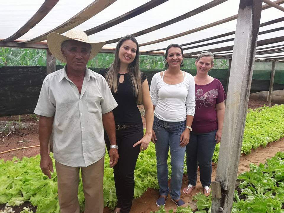 Equipe da horta escolar da Escola Municipal Paulo de Almeida Costa (Porto dos Gaúchos/MT).  - alimentação escolar e direito à educação