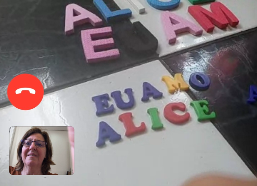 Letras móveis formando a frase "Eu amo Alice"